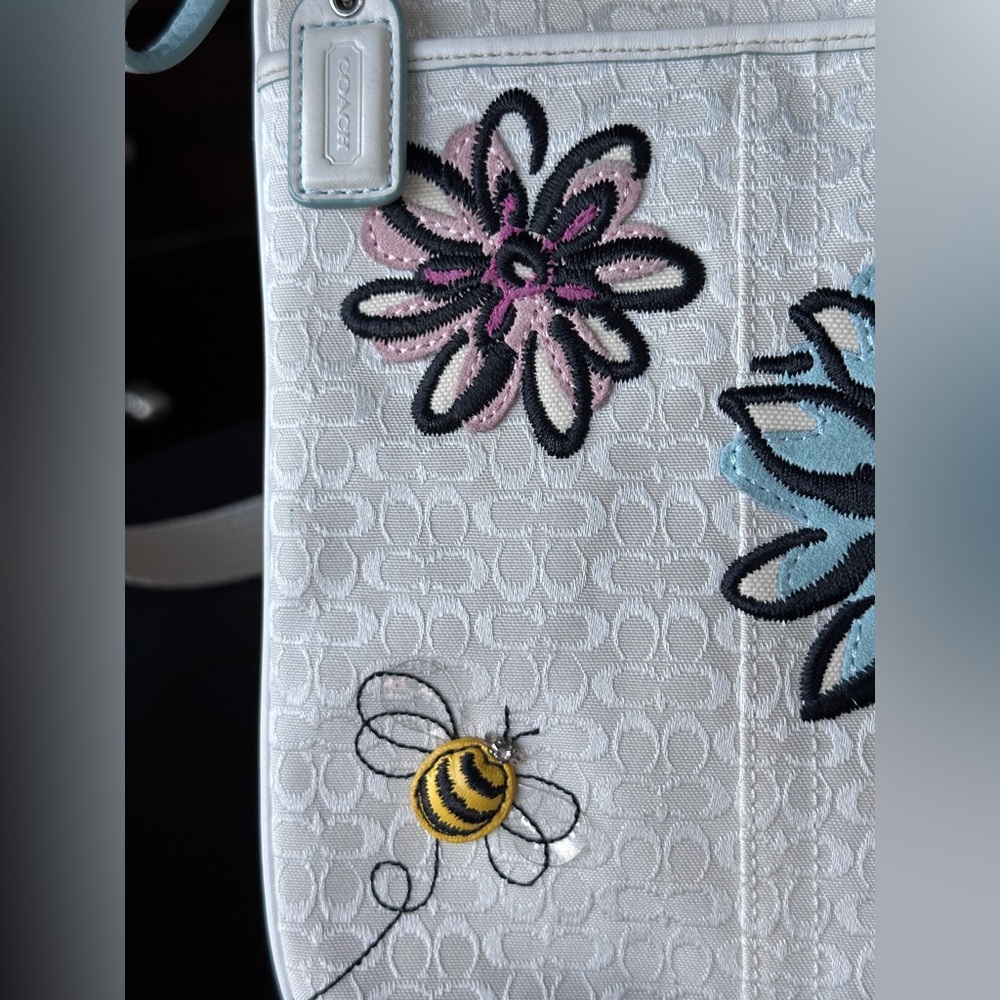 Coach white Micro C pattern Swingpack & embroidered bee & flowers RARE Y2K 2006 - Picture 8 of 13